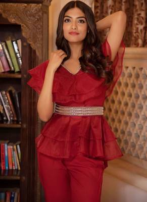 Magenta solid georgette v-neck ruffle top & flared pant co-ord set for women 3