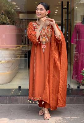 Women's rust chanderi embroidered straight kurta set for with pant and dupatta 3