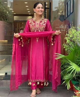 Women's pink chanderi embroidered straight kurta set for with pant and dupatta 1