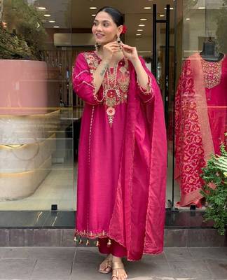 Women's pink chanderi embroidered straight kurta set for with pant and dupatta 3
