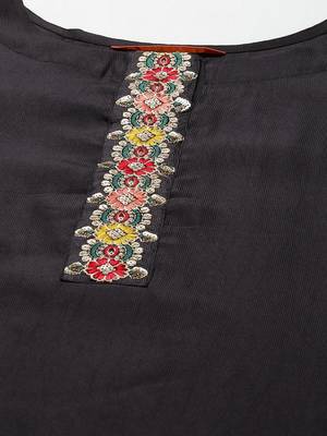 Women black regular thread work liva kurta with trousers & dupatta 2