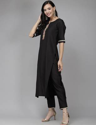 Women black regular thread work liva kurta with trousers & dupatta 5