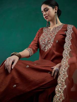 Ethnic motifs embroidered liva zari kurta with trousers & dupatta 2