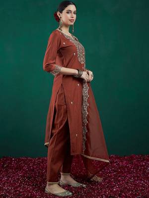 Ethnic motifs embroidered liva zari kurta with trousers & dupatta 4