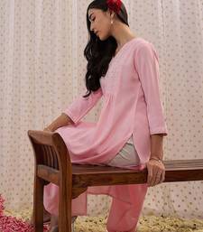 Floral embroidered v-neck three-quarter sleeves kurta