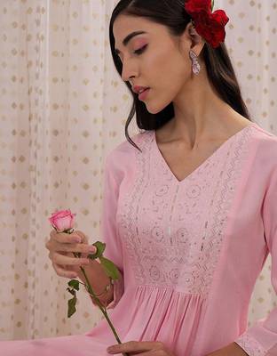 Floral embroidered v-neck three-quarter sleeves kurta 3