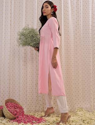 Floral embroidered v-neck three-quarter sleeves kurta 4