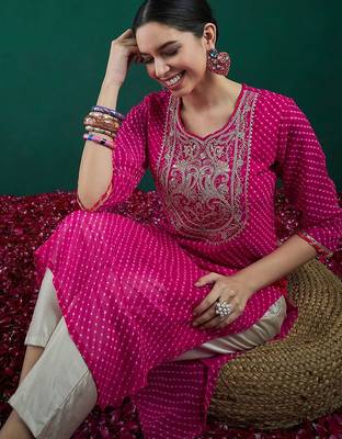 Leheriya printed thread work straight kurta 2