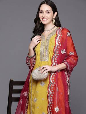 Women ethnic motifs embroidered gotta patti kurta with trousers & dupatta 2