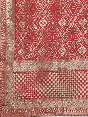Embroidered sequinned kurta with trousers & dupatta 4