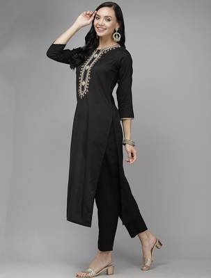 Embroidered sequinned kurta with trousers & dupatta 5