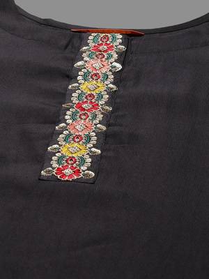 Women round neck embroidered liva kurta & trousers with dupatta 2