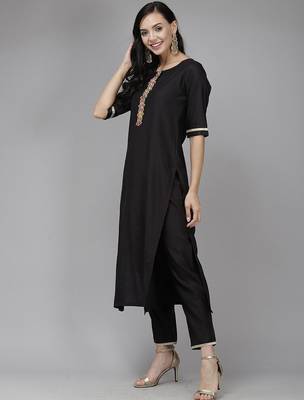 Women round neck embroidered liva kurta & trousers with dupatta 5