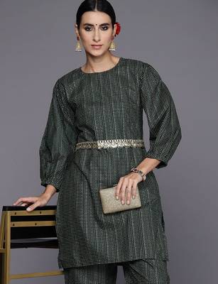 Women printed kurta with trousers 4