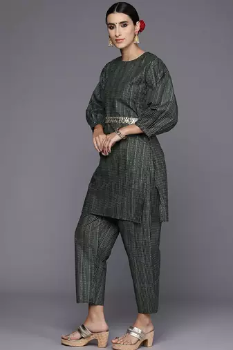 Women printed regular kurta with trousers