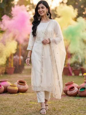 Women white ethnic motifs embroidered republic day kurta with trousers & with dupatta 1