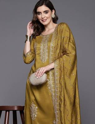 Women ethnic motifs embroidered sequinned kurta with trousers & dupatta 2