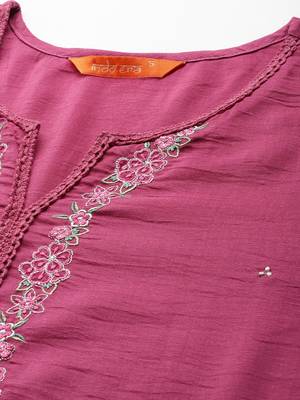Floral embroidered thread work kurta with trousers & dupatta 3