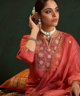Women floral embroidered sequinned kurta with trousers & with dupatta 2