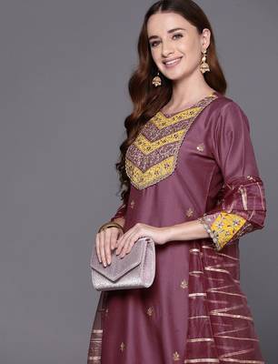 Embroidered sequinned kurta with trousers & dupatta 2