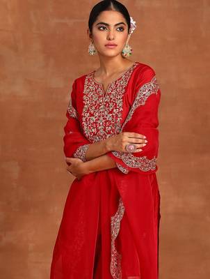 Floral embroidered sequinned kurta with palazzos & dupatta 2