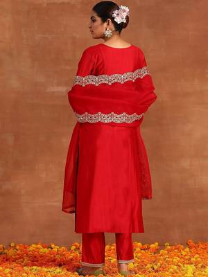 Floral embroidered sequinned kurta with palazzos & dupatta 5