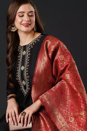 Ethnic motifs yoke design zari kurta & trousers with dupatta