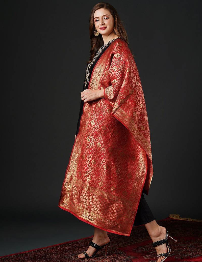 Ethnic motifs yoke design zari kurta & trousers with dupatta