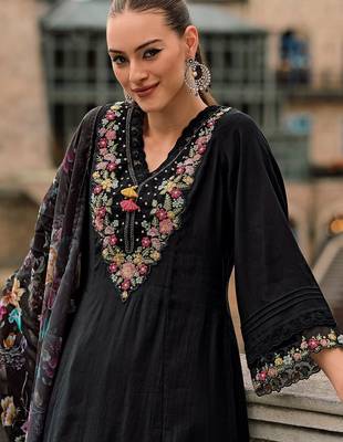 Women floral embroidered thread work kurta with trousers & with dupatta 1
