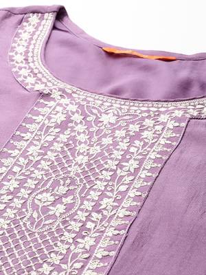 Floral embroidered sequinned kurta with trousers & dupatta 3