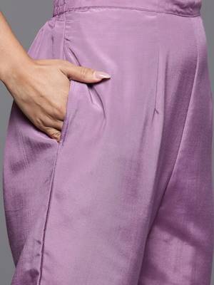 Floral embroidered sequinned kurta with trousers & dupatta 4