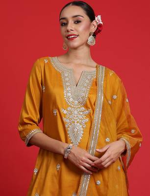 Floral embroidered sequinned kurta with trousers & dupatta 2