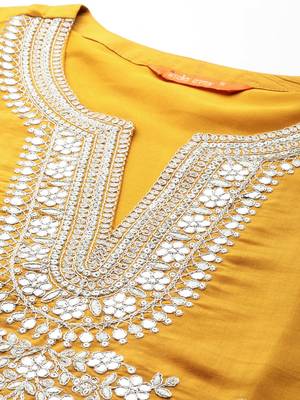 Floral embroidered sequinned kurta with trousers & dupatta 3