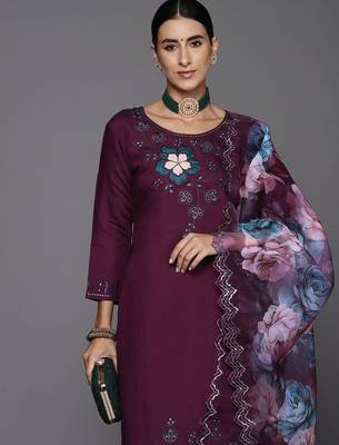 Women floral embroidered sequinned kurta with trousers & with dupatta 5