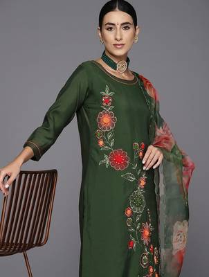 Women floral embroidered sequinned kurta with trousers & with dupatta 2