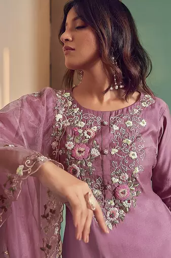 Floral embroidered regular thread work kurta with trousers & dupatta