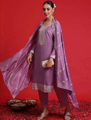 Floral embroidered sequinned kurta with trousers & dupatta 5