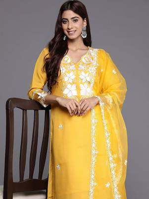 Women floral embroidered thread work kurta with trousers & dupatta 2