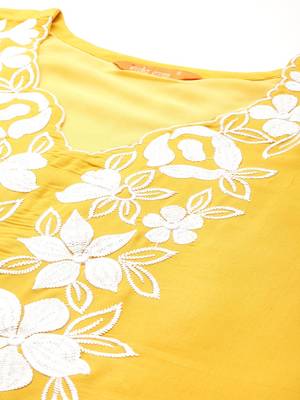 Women floral embroidered thread work kurta with trousers & dupatta 3