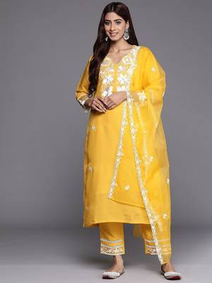 Women floral embroidered thread work kurta with trousers & dupatta 1