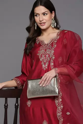 Women floral embroidered regular kurta with trousers & with dupatta