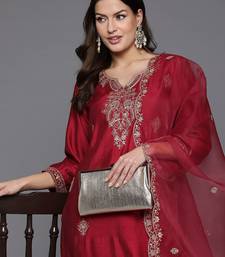 Women floral embroidered regular kurta with trousers & with dupatta