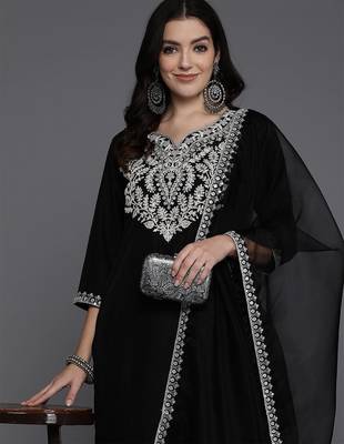 Women floral yoke design thread work kurta with trousers & dupatta 2