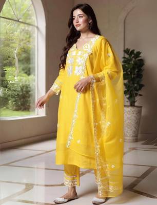 Floral embroidered v-neck thread work kurta with trousers & with dupatta 2