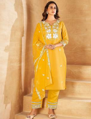 Floral embroidered v-neck thread work kurta with trousers & with dupatta 3