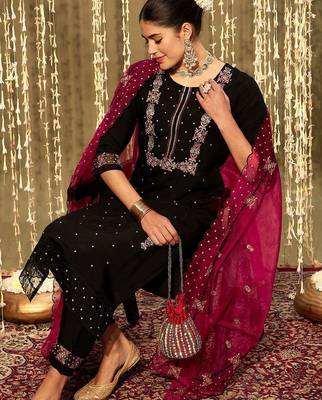 Floral embroidered thread work kurta with trousers & dupatta 1