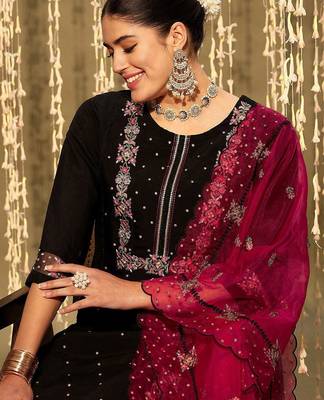 Floral embroidered thread work kurta with trousers & dupatta 2