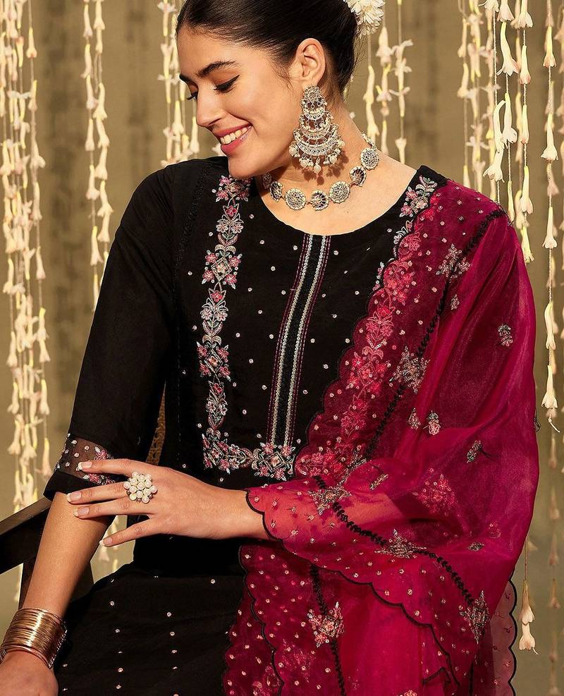 Floral embroidered regular thread work kurta with trousers & dupatta