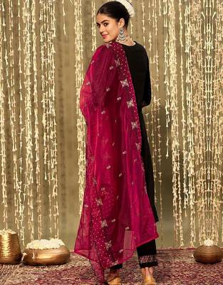 Floral embroidered thread work kurta with trousers & dupatta 5
