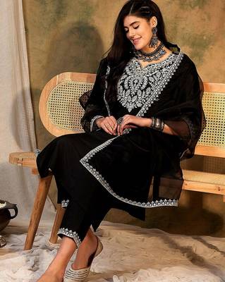 Floral yoke design thread work kurta with trousers & dupatta 1